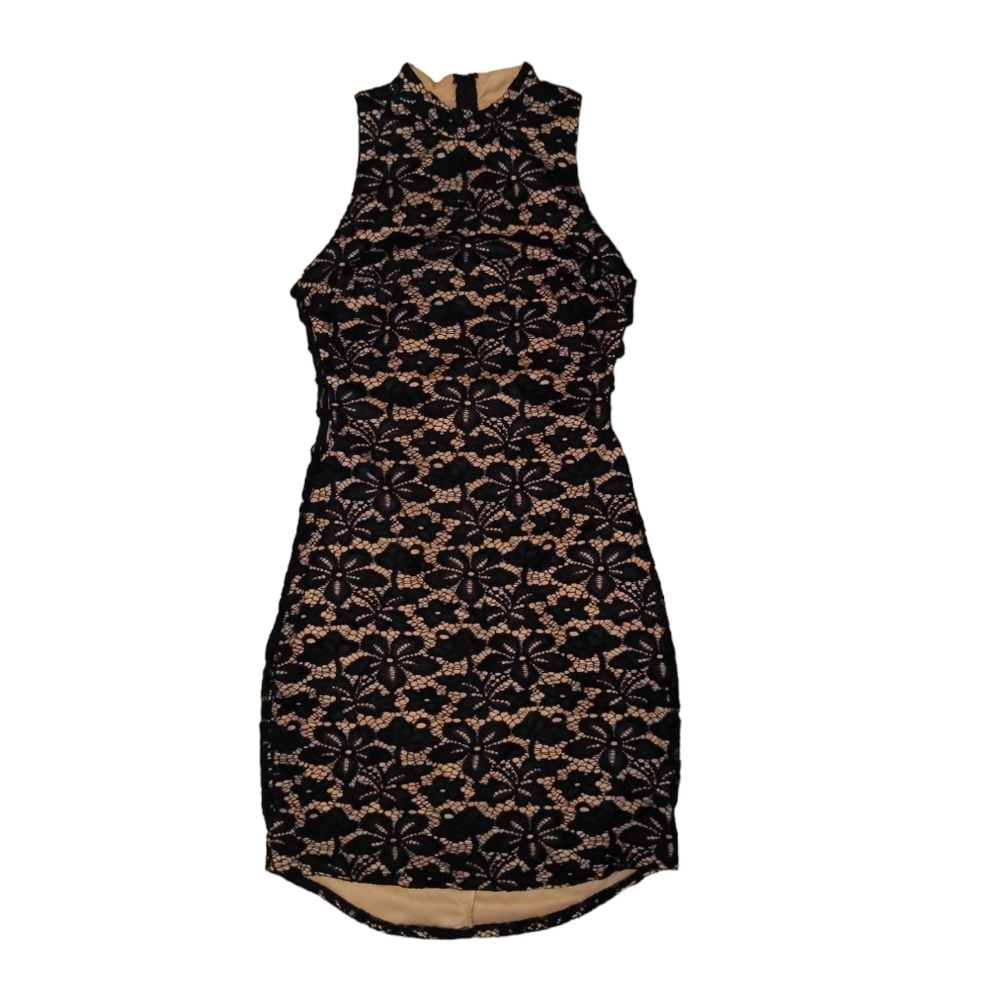 Sleeveless lace dress